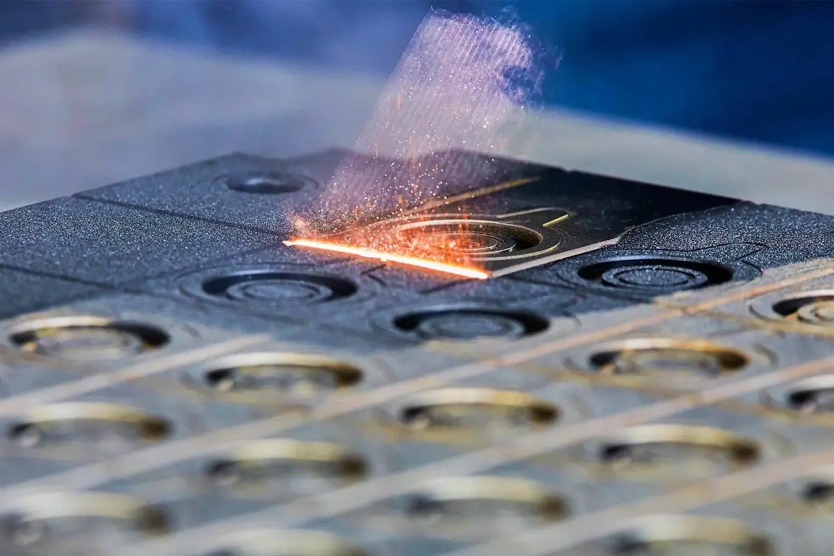 Nettoyage laser d'un outillage industriel : ligne d'ablation et particules au point d'impact